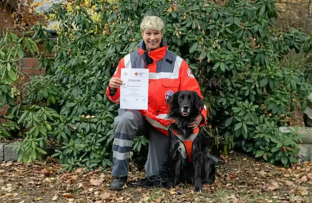 Sabnine Reincke nach bestandener Mantrailing Prüfung mit ihrem Hund Dexter